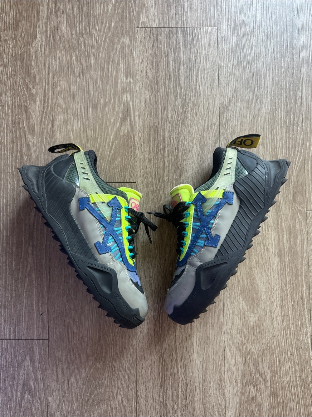 Off-White Sneaker in Black, Gray and Neon Yellow
